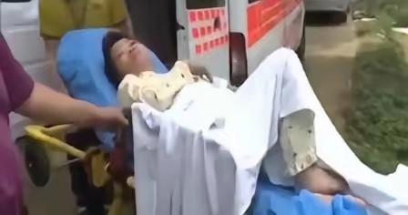 [微风]抛夫弃子整整二十三年，如今瘫痪在床，怕拖累现任丈夫与小女儿，竟直接雇车将