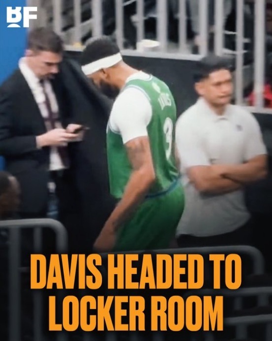 安东尼·戴维斯在一次快攻后看起来受伤了，他返回更衣室时略微有些跛行！nba圣诞大