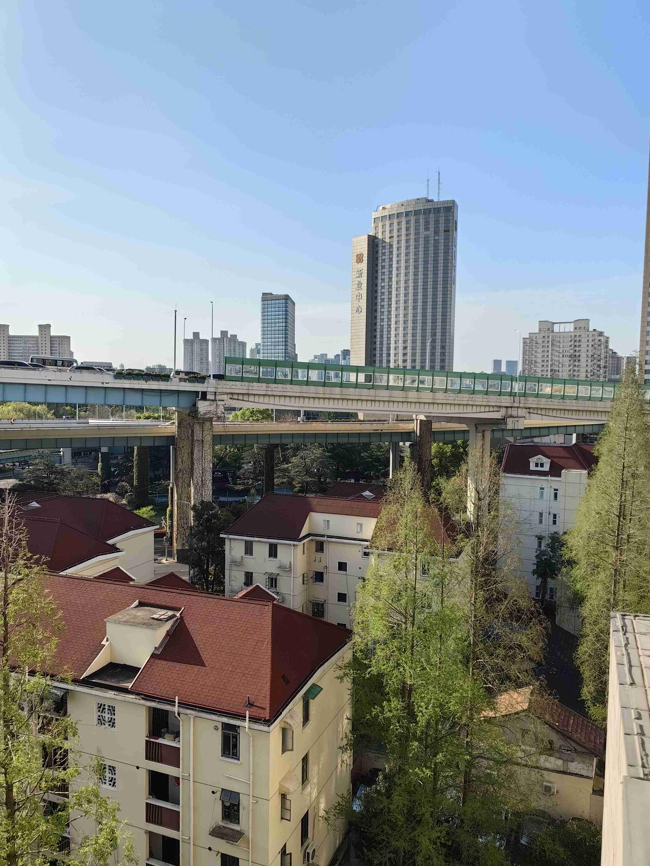 带定位晒今日生活 今日开启旅行度假模式，我这儿天气是多云，气温有点低，勉强能外出