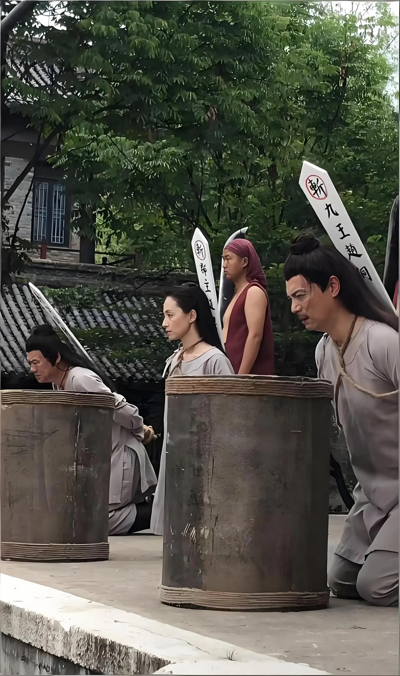 剧组的朋友透露，拍这种戏一天两千米，很多人都觉得晦气不愿演，这活你愿意干吗？