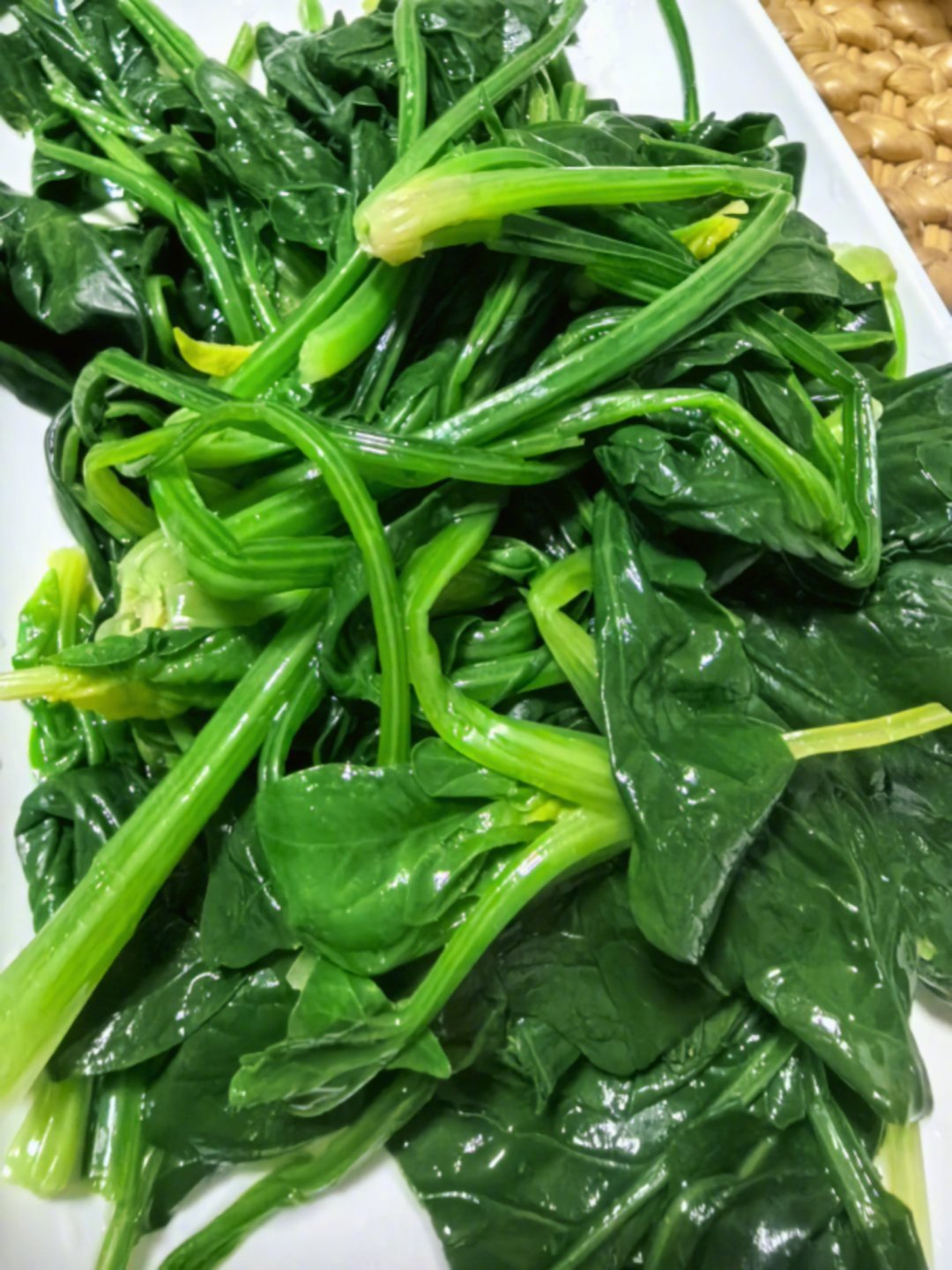 天气很冷，菠菜把茎叶内的一部分淀粉转化成糖来抵御低温。高端的身材只需要简单的烹饪