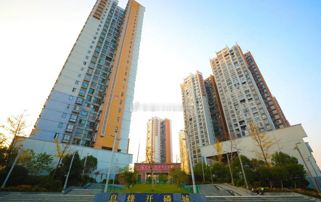 【强县城 | 当息烽的物业开始“卷”服务】清晨7点，息烽县城开磷城小区，阳光洒在