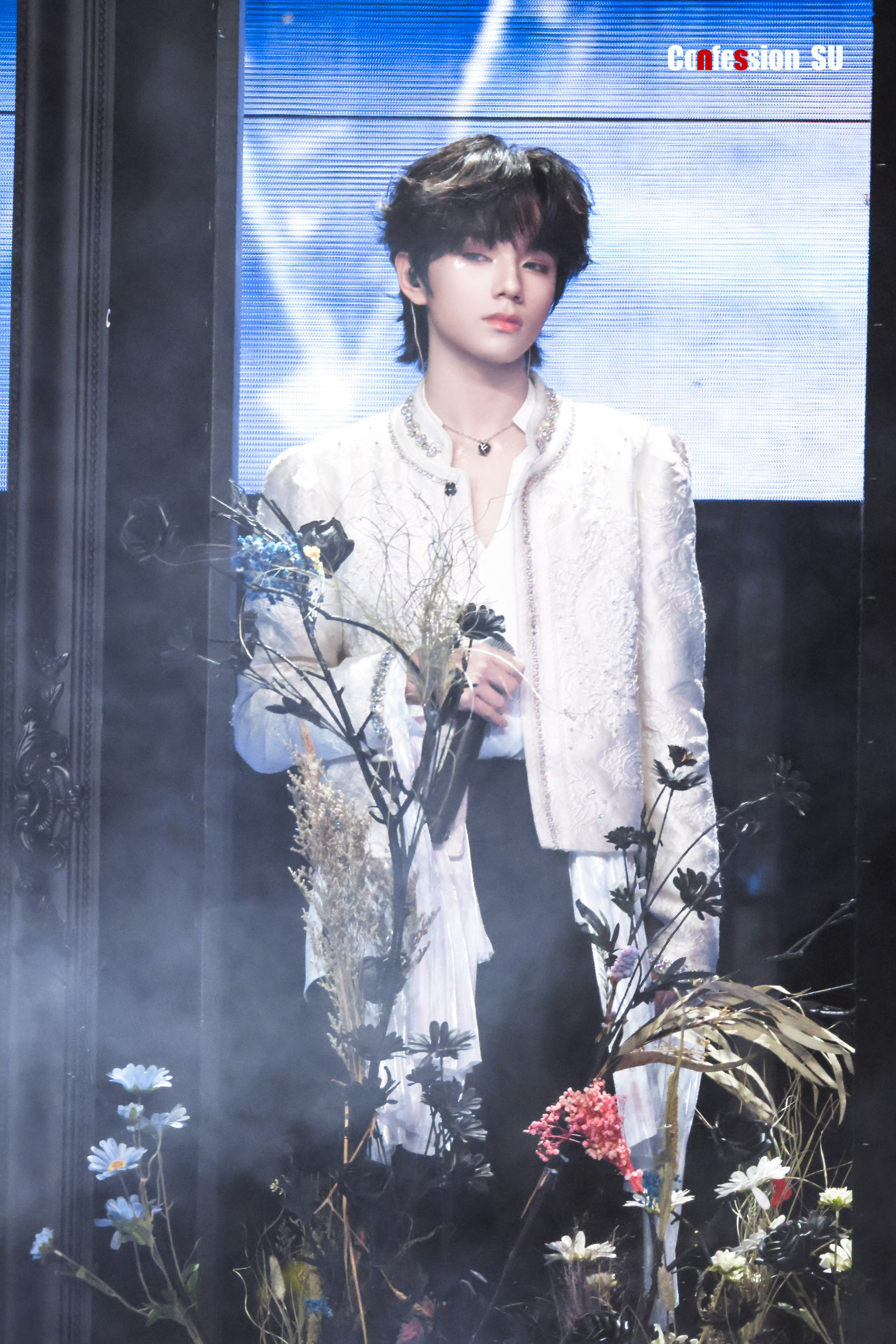 王橹杰愚人节好多新鲜神图感谢站姐们愚人节的限定浪漫返图✨王橹杰用一组组神图证明了