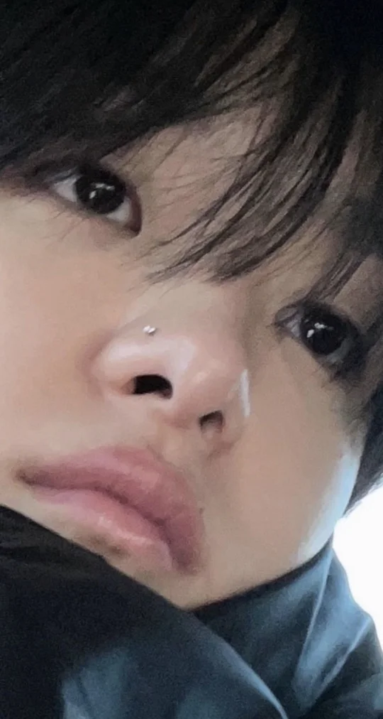 哭的时候会打开前置摄像头拍照。