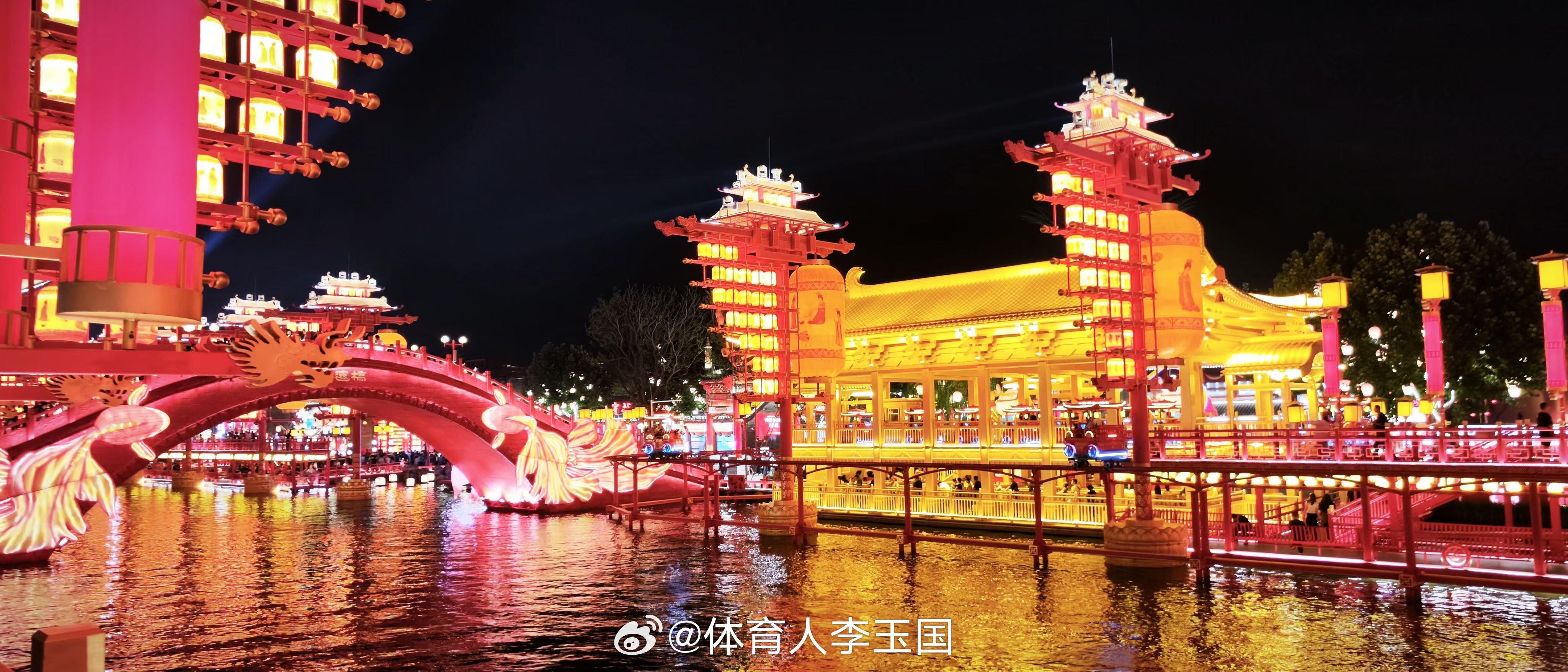大唐再现魂绕梦牵，焕丽华伟风月同乡；山河无恙礼赞华夏，国泰安康盛世序章。新岁无恙