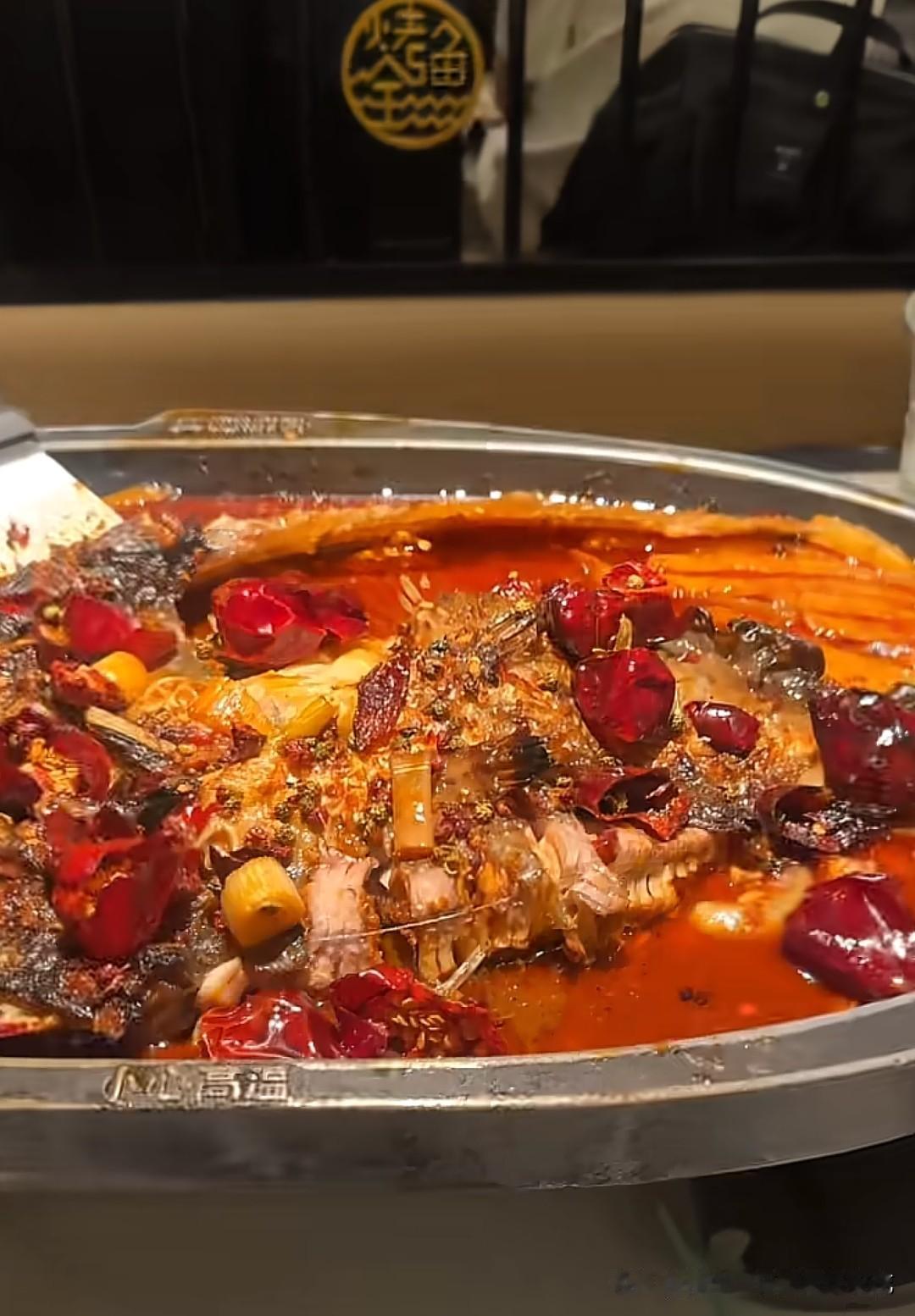 谁家烤鱼店里的鱼会抽烟呢？最近有上海的网友曝光自己在合生汇的江边城外吃烤鱼，吃出