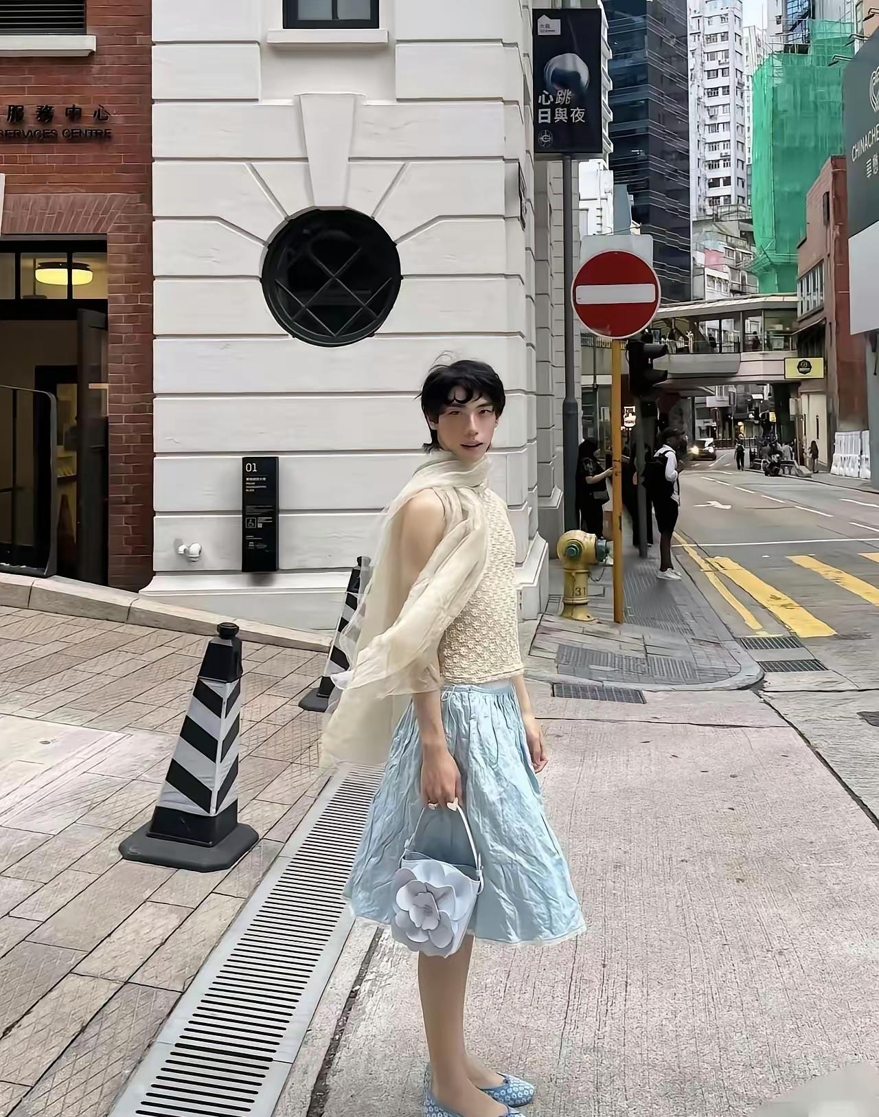 这位是伊能静的儿子，
应该和马斯克的大儿子
风格很搭啊！