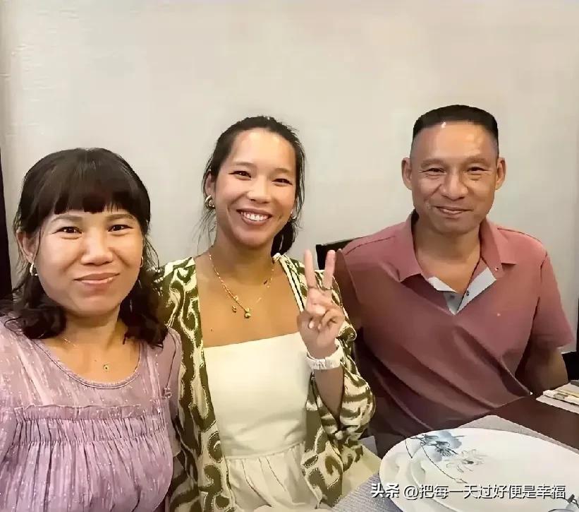 这个比利时女孩是幸运的，在她被中国亲生父母弃养时被好心的比利时养父母领养，从她的