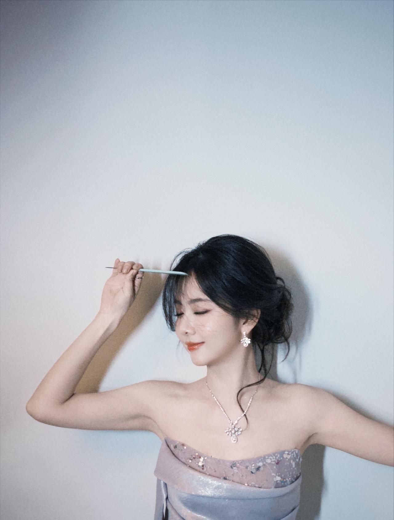 梳刘海好萌呀 其实特别想看谭松韵拍那个视频哈哈哈哈哈[流鼻血] ​​​
