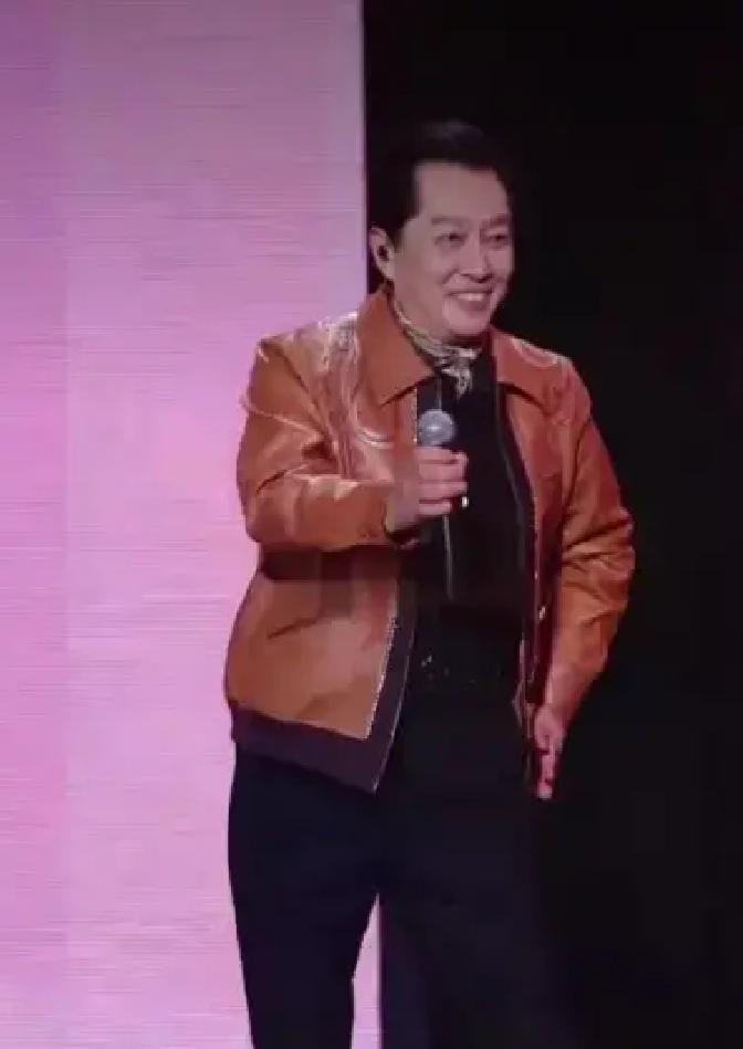 68岁唐国强穿皮衣蹦迪！
 
镜头扫过去，差点以为是哪位顶流。亮橙皮衣、亮片内搭