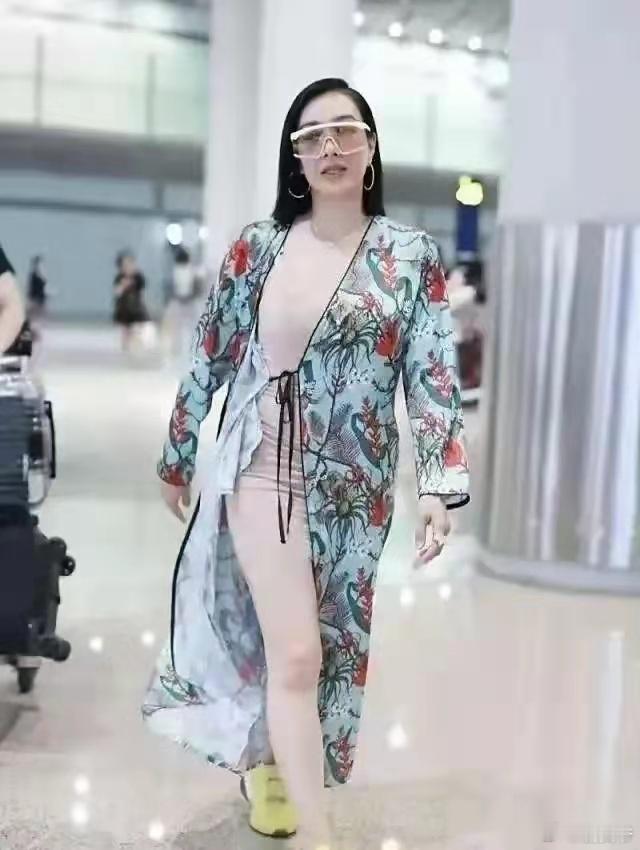 钟丽缇“雷人”出门装，这穿搭简直颠覆想象！ ​​​