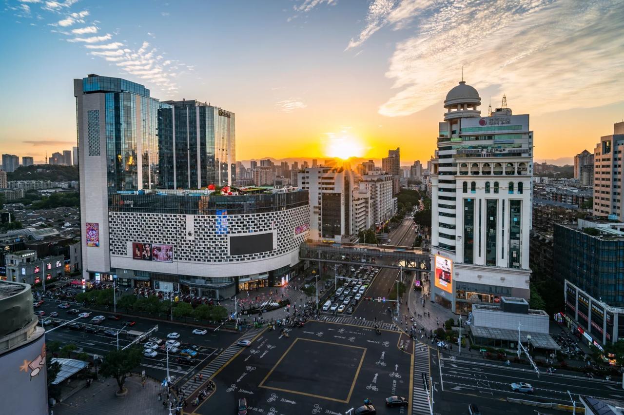 福州商场春节客流数据出炉！东百依旧是“顶流”[狗头]

福州东百中心：2月15日