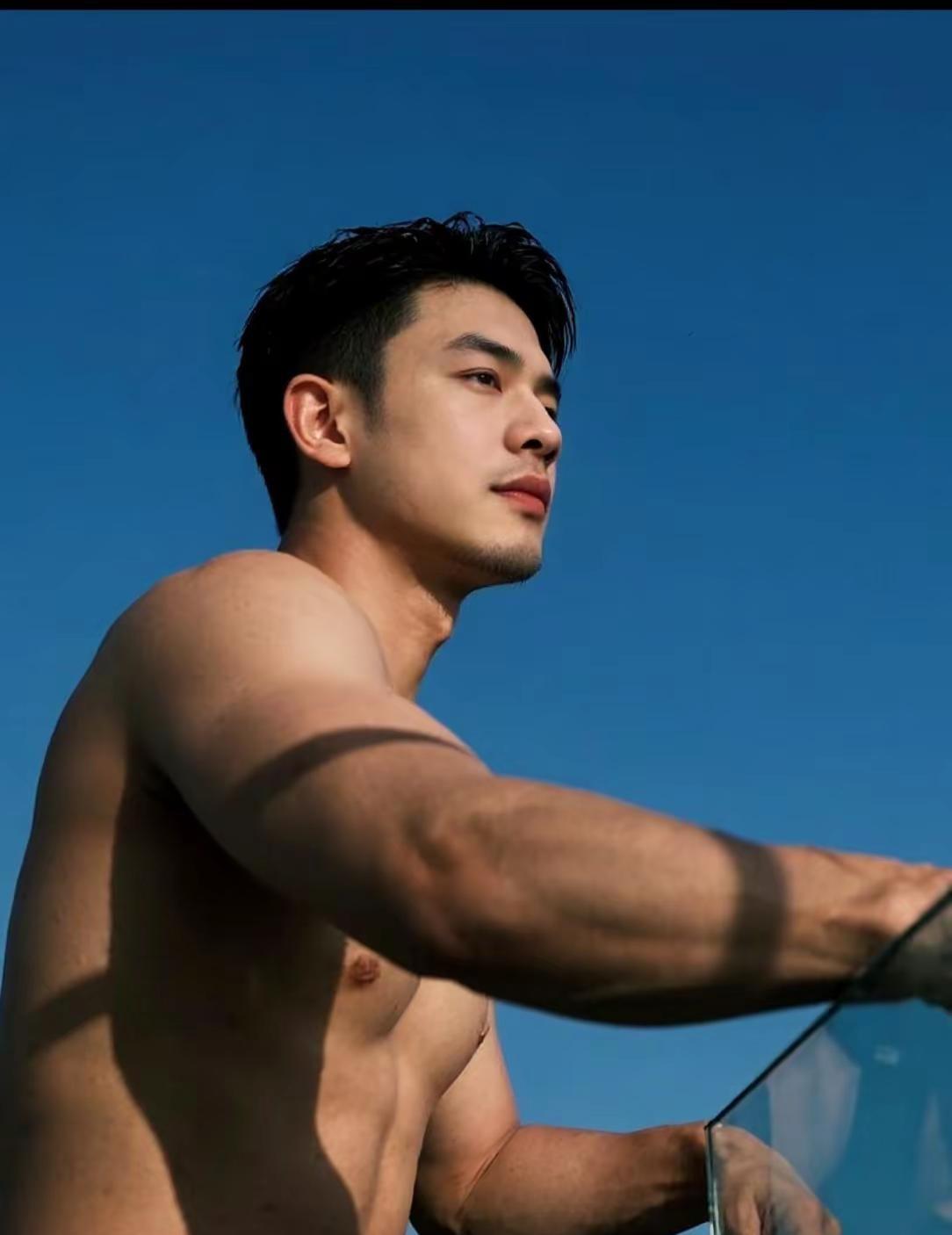 浪漫之旅🌈🫂👥💋😘👍🤭。AI蓝天赤膊照