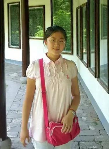 2013年，她勇夺辽宁省文科状元，随后被香港大学录取，并获得香港大学全额奖学金，