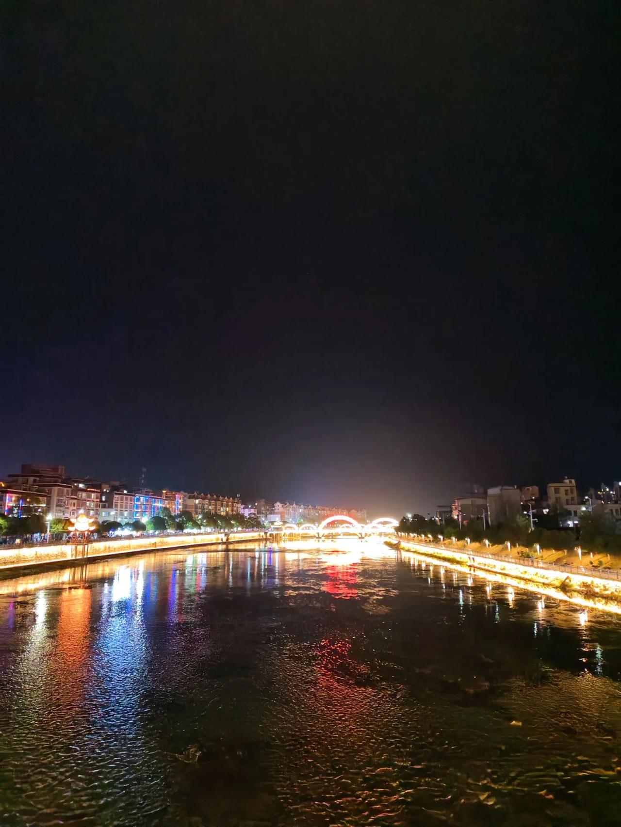 美丽的江滨夜景。