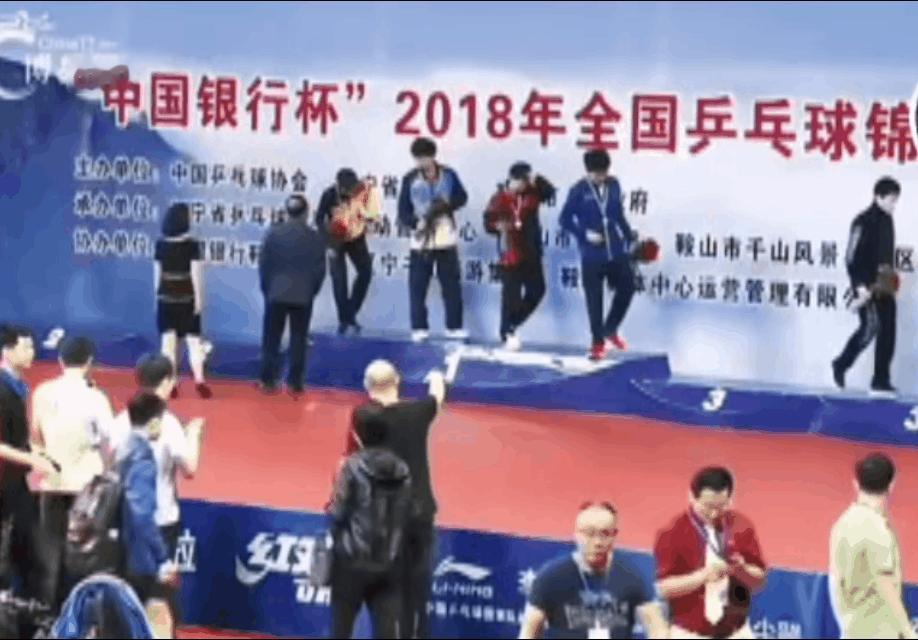都说楚钦老师太会照顾搭档了，可不是吗？
18岁下领奖台就知道回身扶着，
关键是这