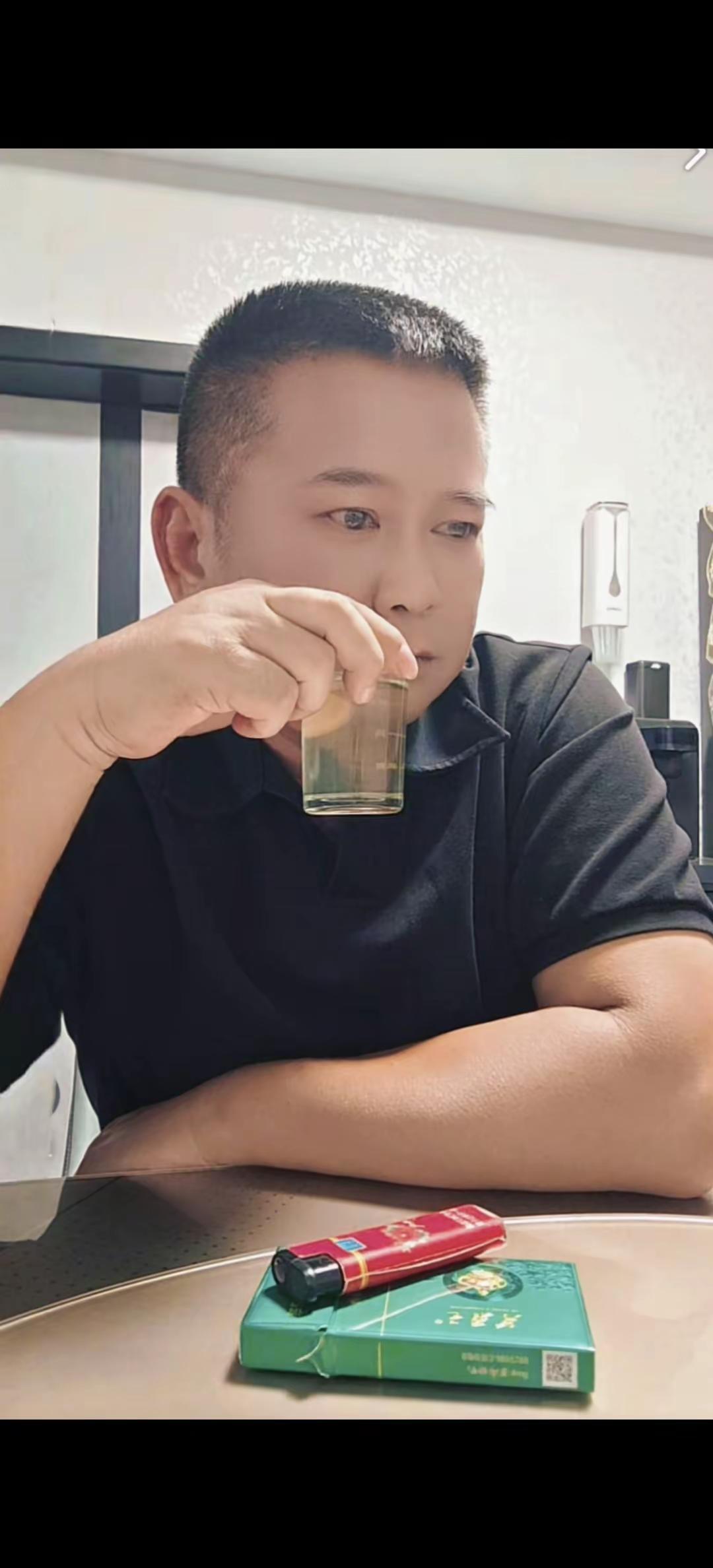 手持香烟谋生计，心中有苦爱难求，烟到尽头终是灰，事到尽头终是悲。