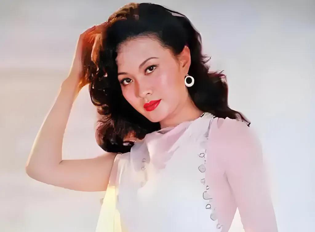 拍摄《日出》选角之际，导演经多重考量选定方舒，然而原作者曹禺先生却不看好。

小