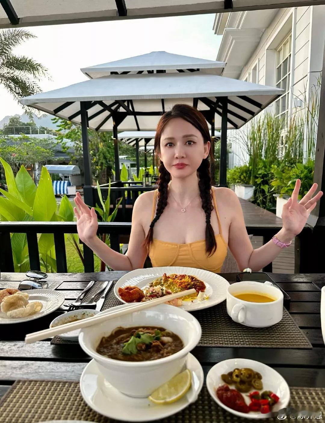 偶像剧女王陈乔恩……变了！
看到2月24号元宵节当天发的用餐的照片，很漂亮，人还