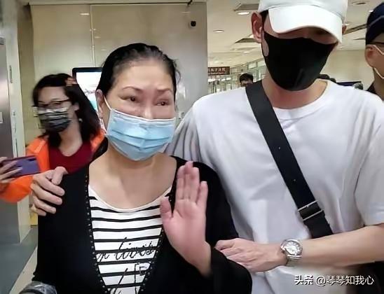 黄春梅自从女儿大S离世后，她也像失去了心气一样，没有了快乐，人也日渐消瘦憔悴，苍