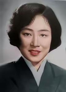 1953年的秦腔女演员孟遏云前往朝鲜参加慰问演出，但她有一个怪癖，从不在公共浴室