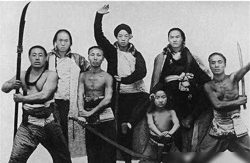 1900年前后，义和团运动如一场汹涌澎湃的浪潮，却在的叙述中常常沦为被轻蔑的对象