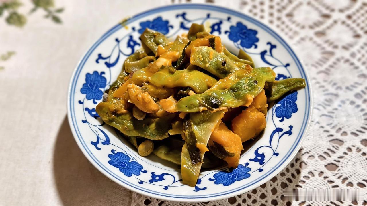 夏天经常吃啥菜？炖豆角。
这是我小时候就常吃的。
现在无论春夏秋冬，总是炖豆角，