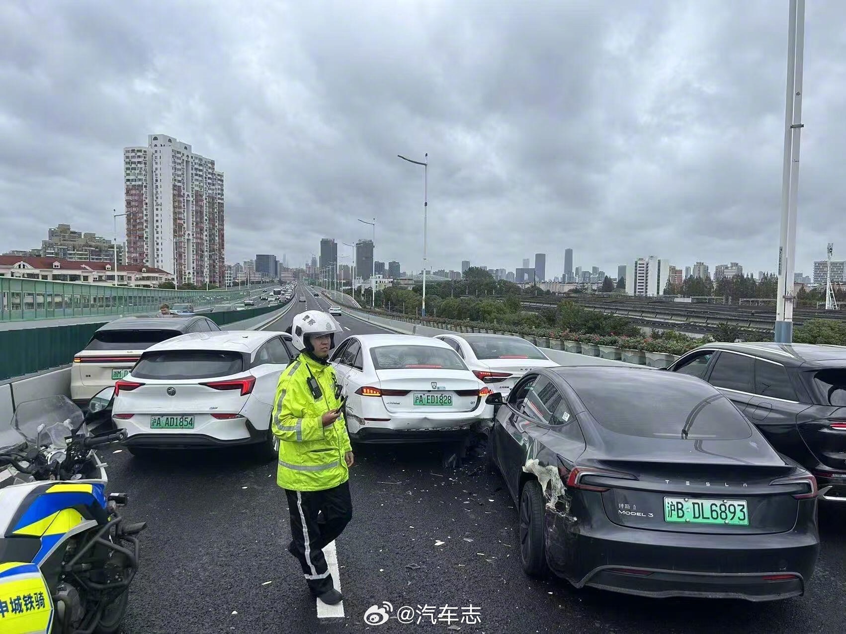 清一色绿牌，高架直接堵死[允悲][允悲]  ​​​