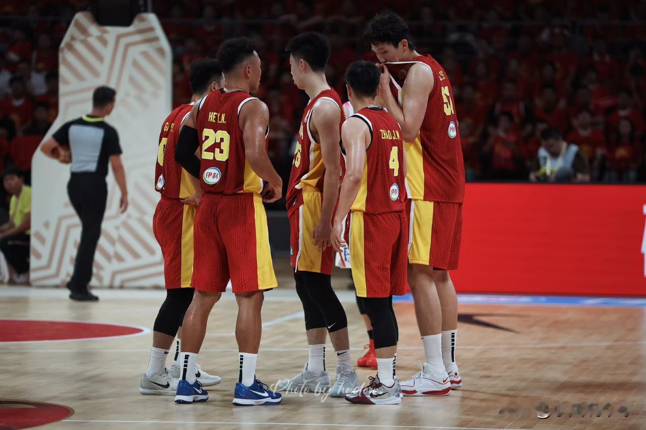 中国男篮半场54-28领先26分！11人出场10人得分

中国男篮生死战，半场5