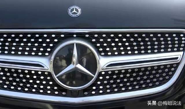 浙江杭州，男子买了一辆奔驰商务，专门跑豪车、商务车的网约车，可不久前，因为顾客定