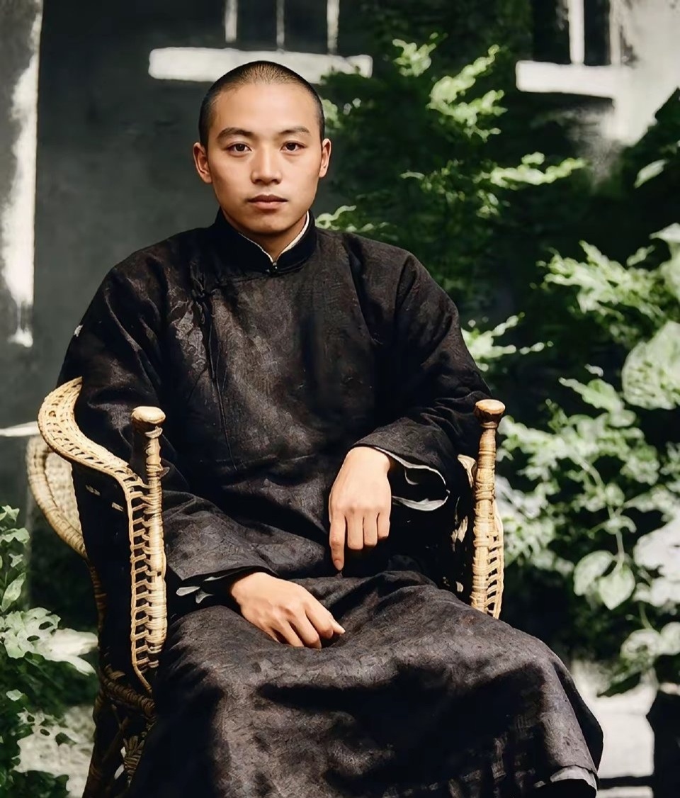 1926年，杨靖宇一张单人留影，镜头中他一身长衫，眼神沉稳坚定 ​ ​​​