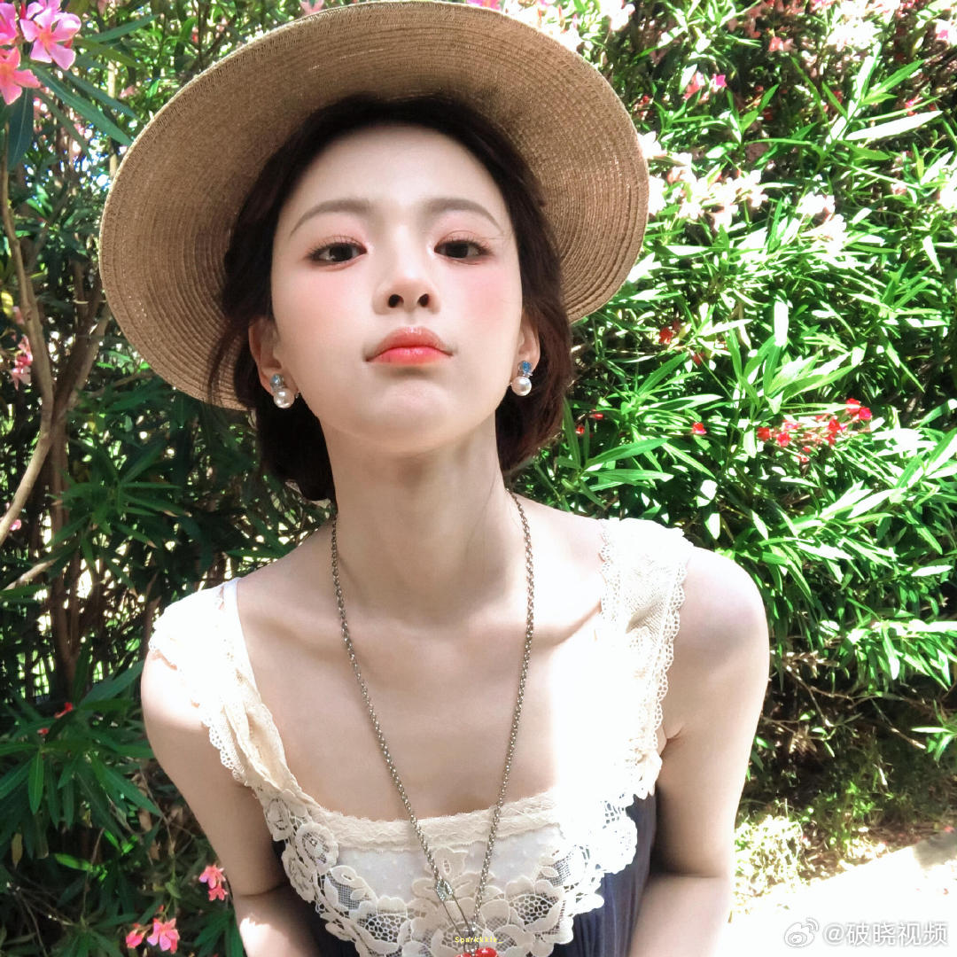 杨超越我不知道我这是怎么了 杨超越沉浸式吃播谁能拒绝杨超越的沉浸式吃播！面对美食
