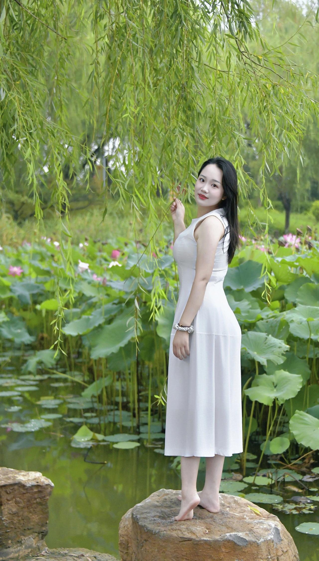 粉粉的荷花，白嫩的脚丫，构成一幅美丽的画面。 接天莲叶无穷碧，映日荷花别样红。花