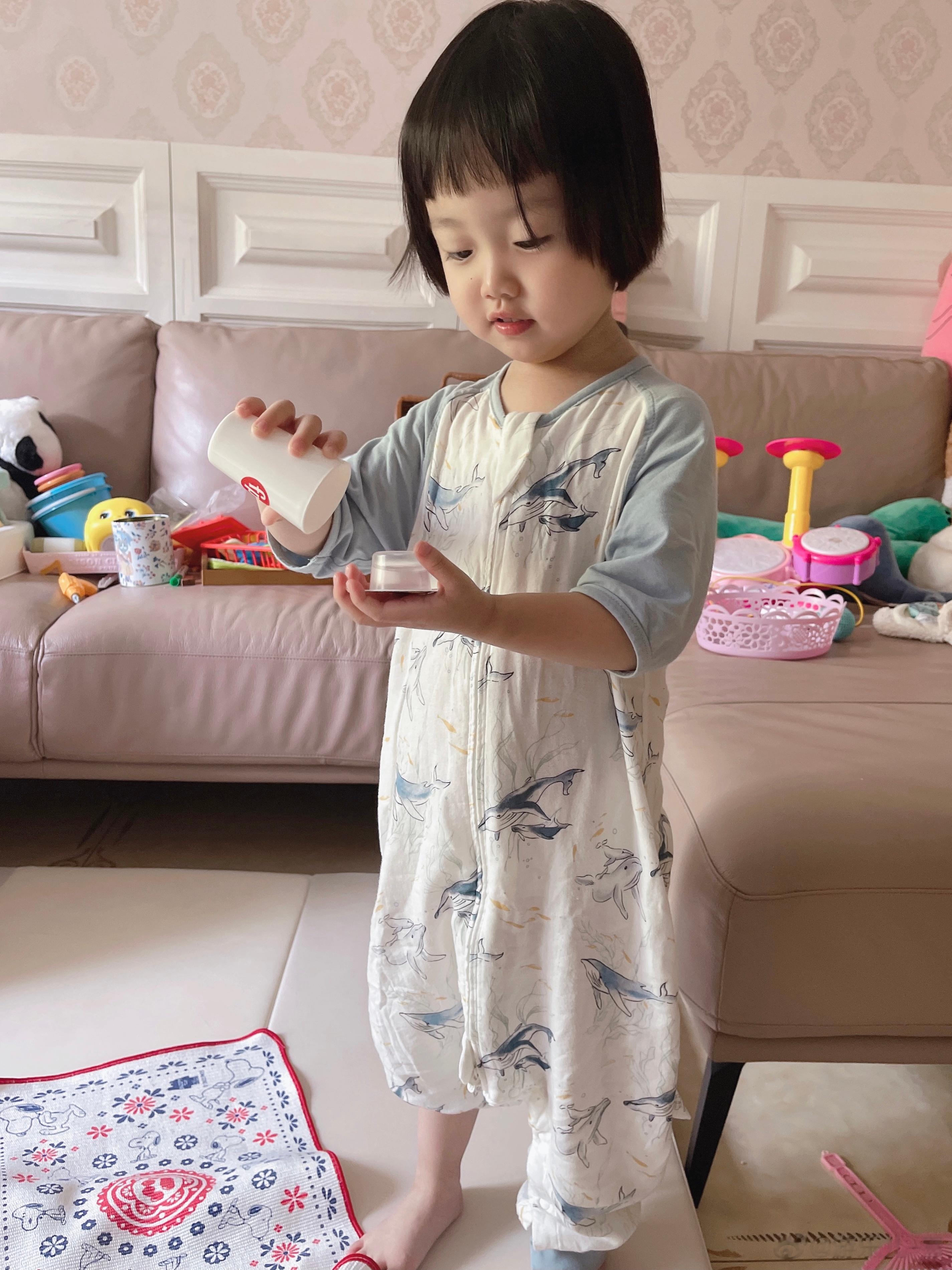 周二可可爱爱的小日常[微风][微风][微风]1.每天起来，小娃娃都喜欢穿着睡袋玩