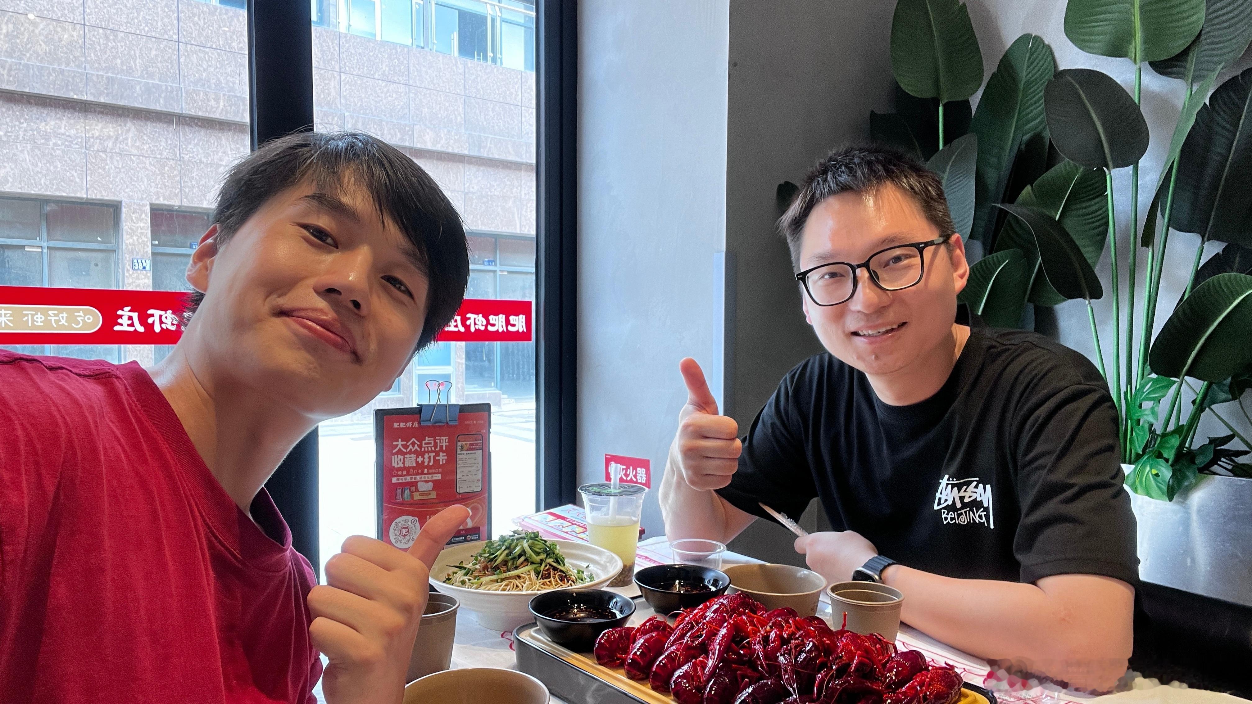 老友见面，分外伤感，别的没有，龙虾管够！快乐老友记 ​​​