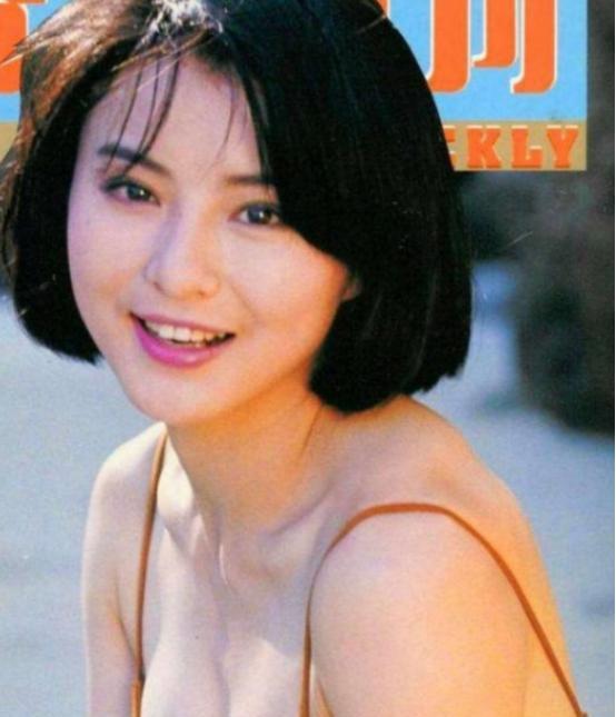 当年的动作片女神李赛凤，现在的日子过得有多狠？
衣柜里的高定礼服换成了粗布汗衫，