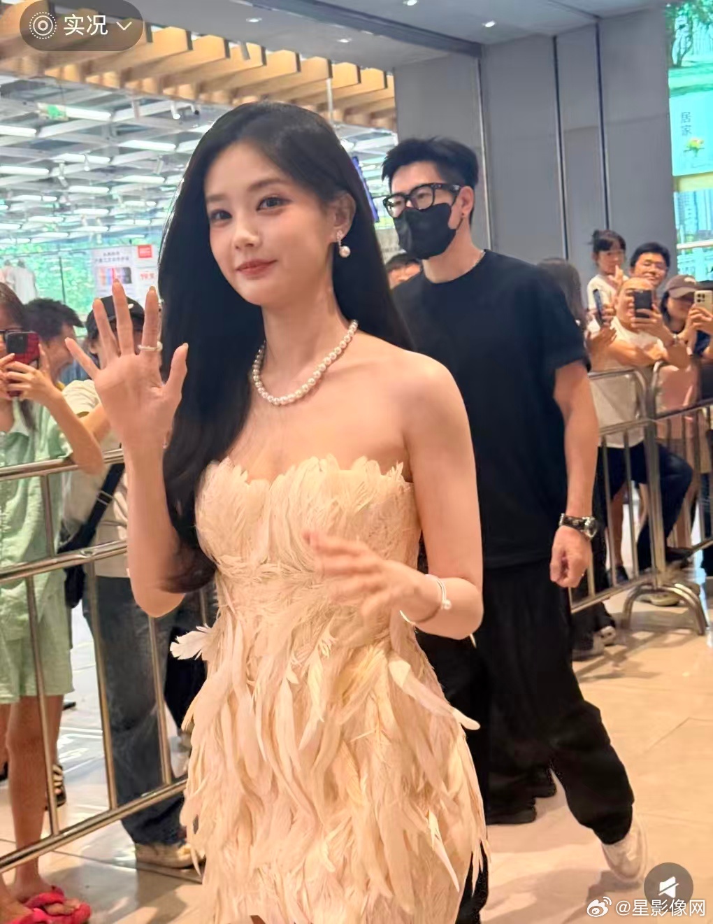 李一桐抹胸羽毛裙 李一桐这套抹胸羽毛裙太仙了，白羽摇曳间气质清冷又温柔，生图直出