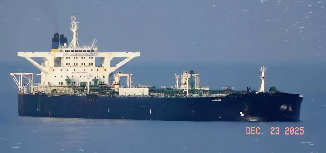 美军的“海盗旗”，这次直接撞上了钢铁墙！就在刚刚，美国海岸警卫队的突击艇，试图强