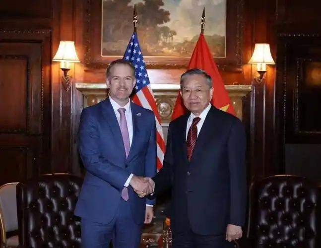 越南向美国递上了投名状。越南总统在纽约公开表态，美越贸易协议已近谈成，越南绝不允