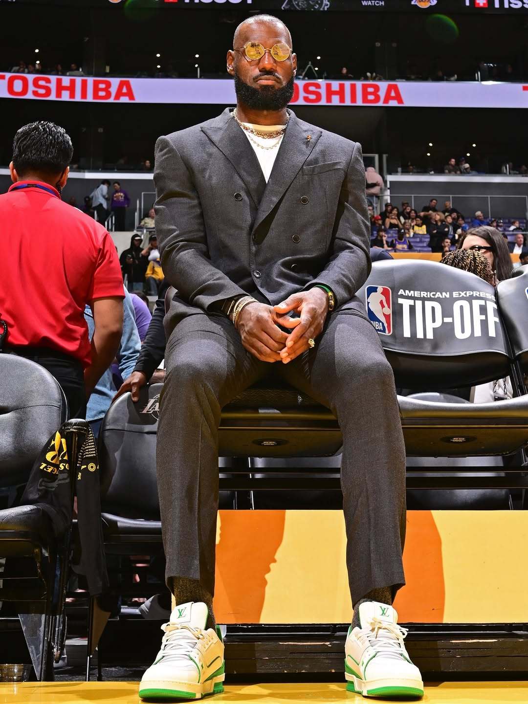 Courtside King 👑詹姆斯 ​​​