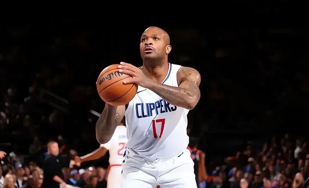 留下塔克就对了，他防守锡安效果很好，快船季后赛会多用。
第一，按照现在排名，快船