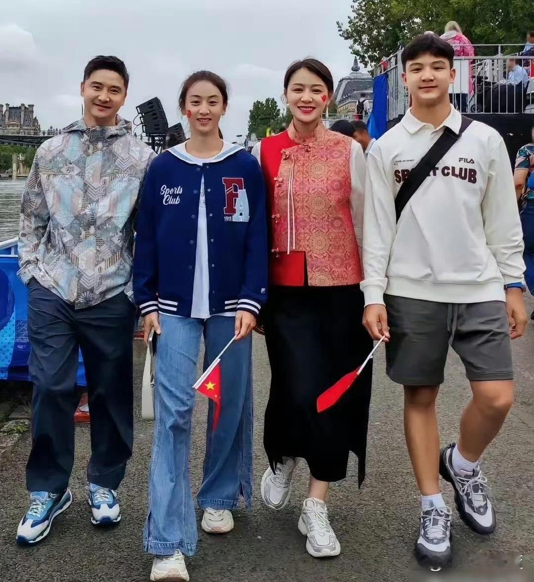 田亮一家最近合照，女儿越来越像妈妈，儿子越来越像爸爸。 ​​​