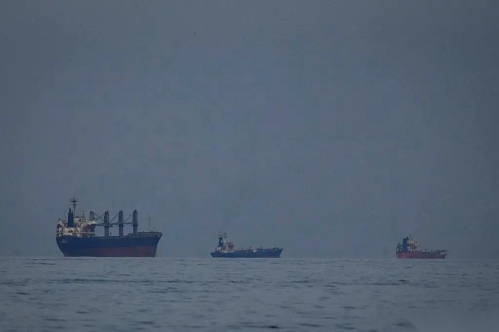 一声令下，整整35艘巨轮齐刷刷调头！不是演习，也不是导航失灵，而是霍尔木兹海峡，