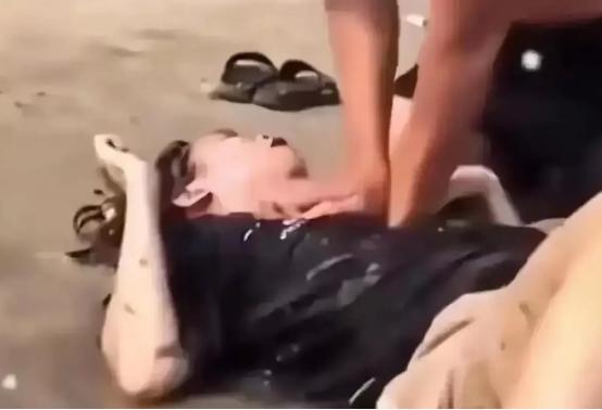“这不是救人，是猥亵！”2023年，广西北海，一女子不慎溺水，男子在救援过程中，