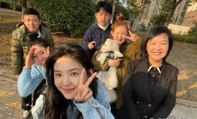 章若楠全家合照，为啥一家人基因都这么好啊颜值都不低 
