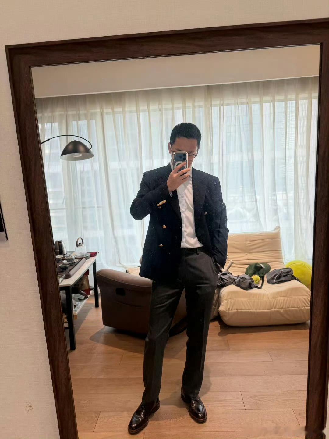 看他微博底下全是催他上节目的评论，观众缘这块其实拿捏得挺奇特的。 