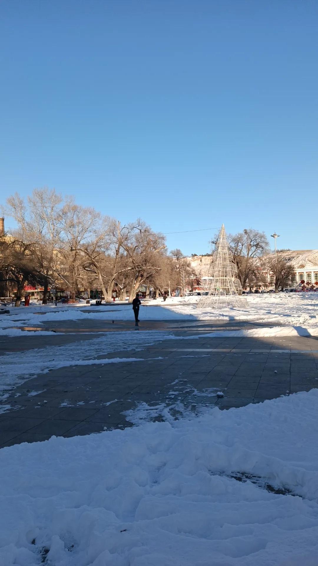 接连几天的大雪，终于让扎兰屯有了冬天的模样，大地披上了银装，放眼望去白色笼罩下的