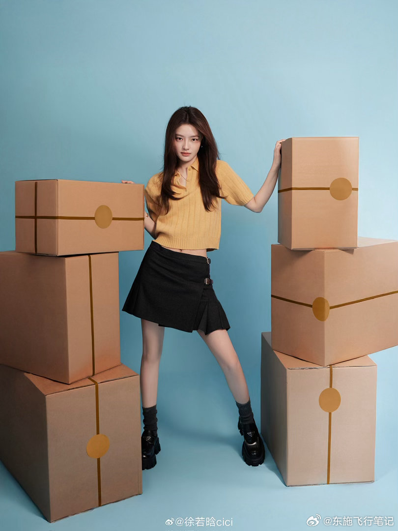 徐若晗把戒指放嘴唇上徐若晗粉色美甲这组特写越品越有味道，徐若晗戒指放唇上，自带电