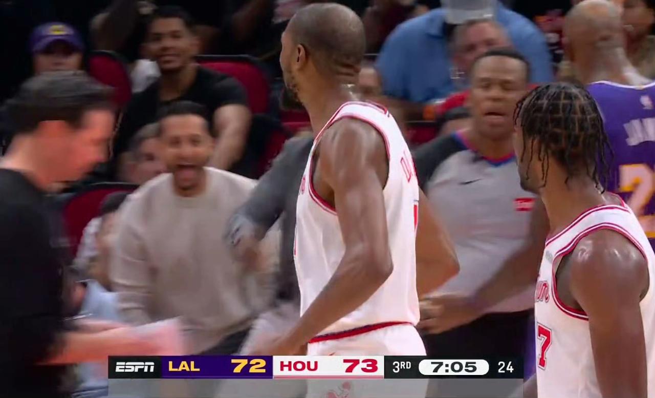 湖三崩还是来了？老詹被吹掩护犯规，火箭73-72反超比分，湖人暂停。湖人半节才得