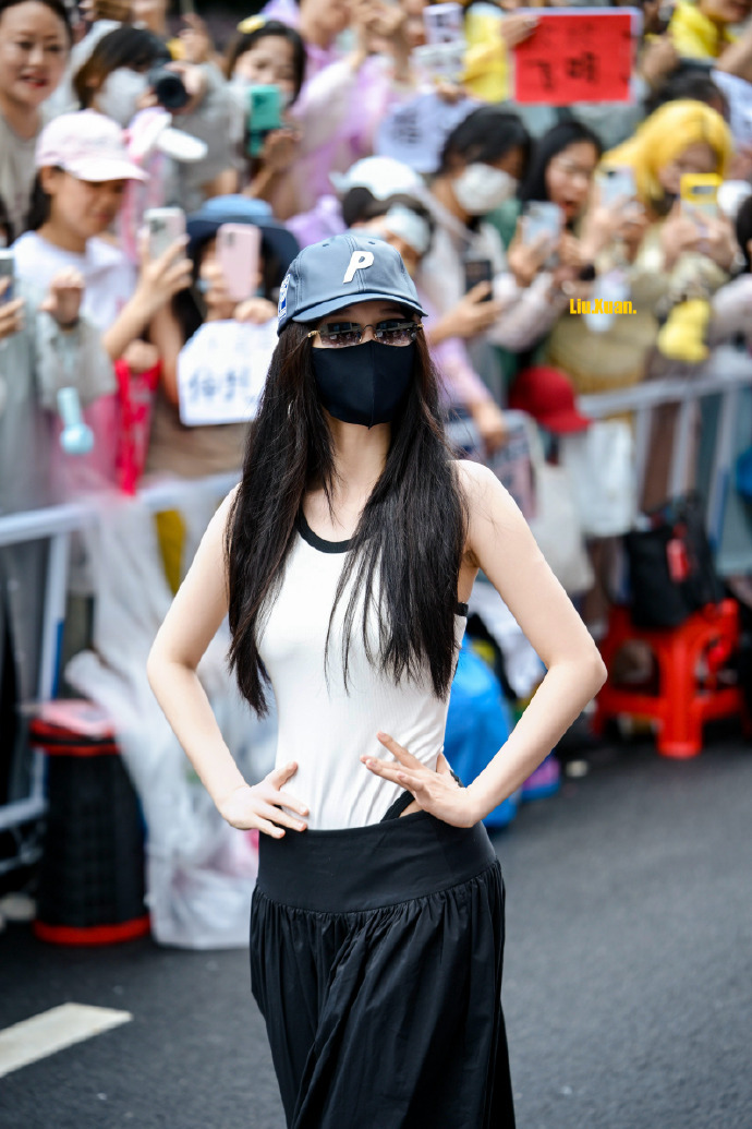 虞书欣连体衣身材虞书欣何盼上班露腰了 虞书欣连体衣身材，虞书欣何盼上班露腰了，这